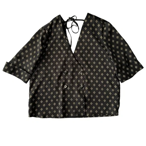 DYNAMITE V-NECK SHORT SLEEVE SATIN TOP IN BLACK WITH GOLD DETAILS  SIZE XS - Picture 9 of 11